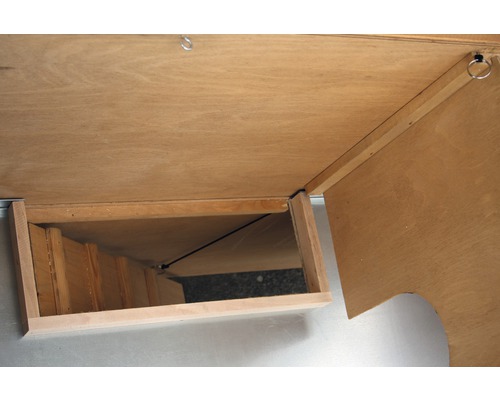 Detailný pohľad na drevenú skrinku s otvoreným vekom a pohľadom do interiéru