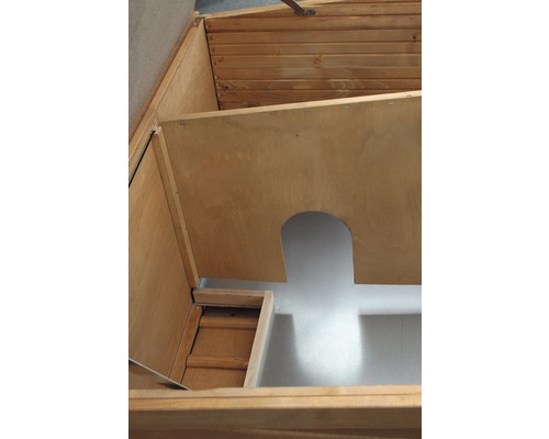 Vnútorný pohľad na drevenú debnu s policou a schodmi