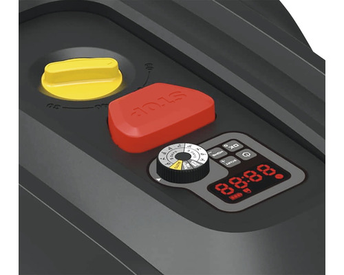 Detailný pohľad na ovládacie prvky robotickej kosačky so žltým otočným gombíkom, červeným tlačidlom zastavenia, displejom a otočným ovládačom