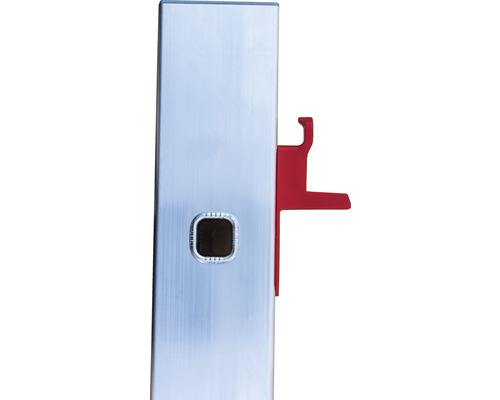 Hliníková poštová schránka s červeným zámkom na vyberanie