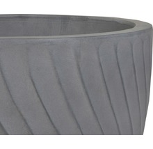 Detailný pohľad na sivý kvetináč so špirálovým vzorom