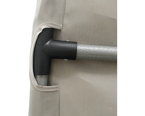 Detailný záber slnečníka s rámom a poťahom