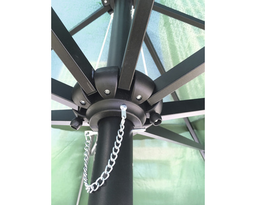 Detailný pohľad na slnečník s kovovým rámom a retiazkou