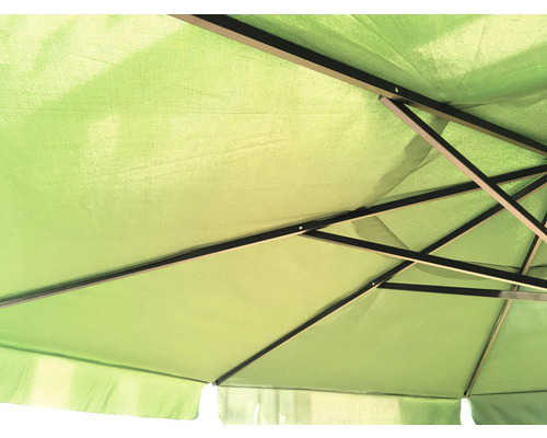 Detailný záber zeleného slnečníka s čiernym rámom