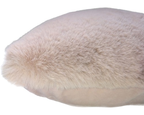 Dekoračný vankúš s chlpatou štruktúrou