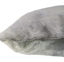 Dekoračný vankúš s kožušinovým vzhľadom