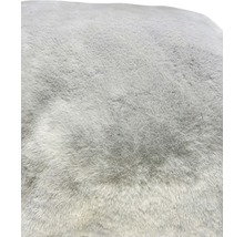 Detail svetlej umelej kožušiny.