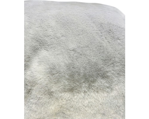 Detail svetlej umelej kožušiny.