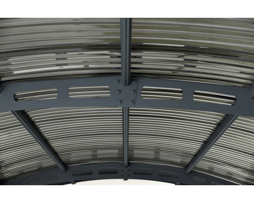 Detail terasového prístrešku s kovovými prvkami