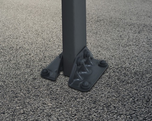 Detail pätky stĺpika s upevňovacími skrutkami