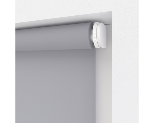 Sivá roleta v okennom ráme na reguláciu svetla.