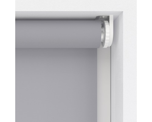 Sivá roleta na okennom ráme