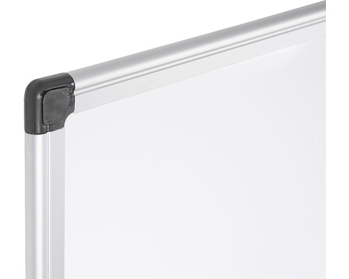 Detail rohu tabule s rámom striebornej farby a rohovou spojkou