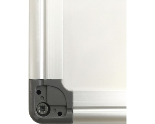 Detail rohu tabule s skrutkou