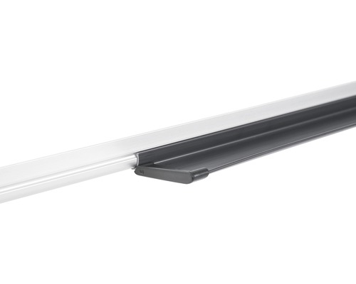 Detailný záber hliníkového profilu s plastovou lištou pre interiérové úpravy