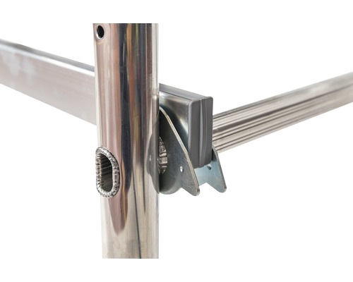 Detailný záber hliníkového lešenia zobrazujúci spojovacie body a materiál