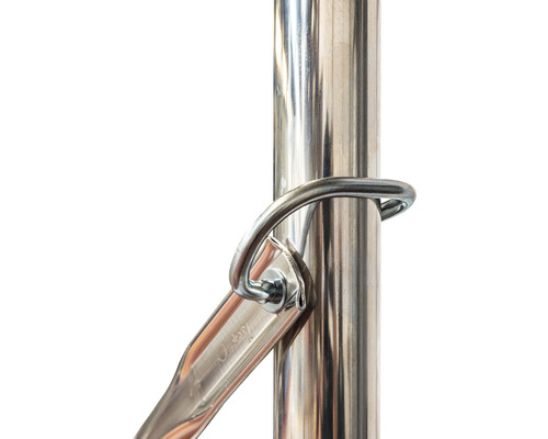 Detail nerezovej rúrky so zavesením