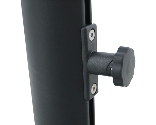 Detailný pohľad na skrutku na čiernom diele