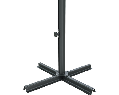 Kovový stojan na slnečník so štvornohou základňou a uzamykateľnou tyčou.