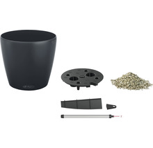 Komponenty kvetináča so zavlažovacím systémom, pozostávajúce z kvetináča, vložky, substrátu, ukazovateľa hladiny vody a plniacej šachty