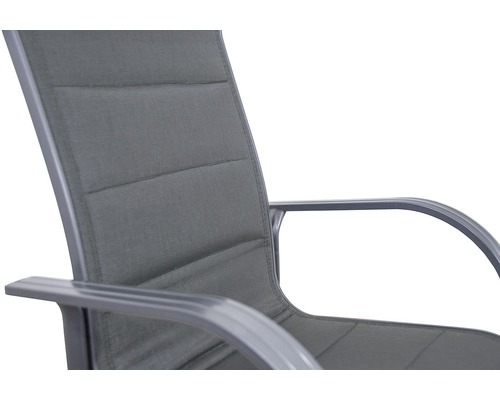 Detail záhradnej stoličky s opierkou na ruky