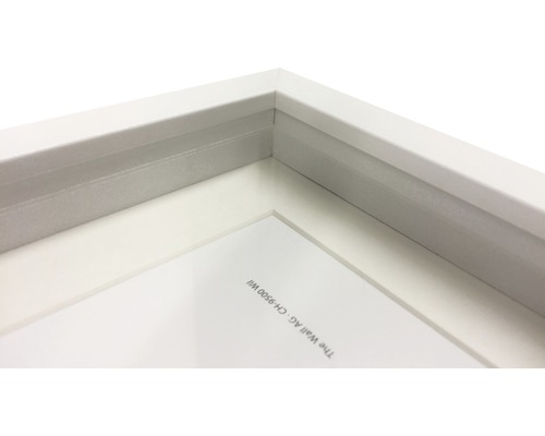 Detail bieleho rámu na obrazy