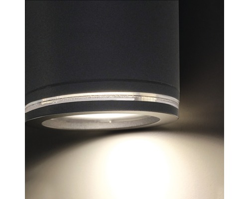 Detail čiernej nástennej lampy