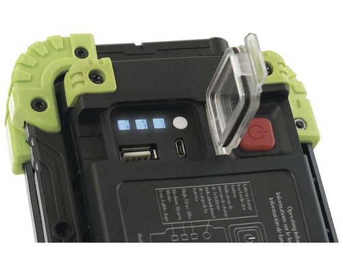 Detail pracovnej lampy s USB portami a indikátorom stavu batérie.