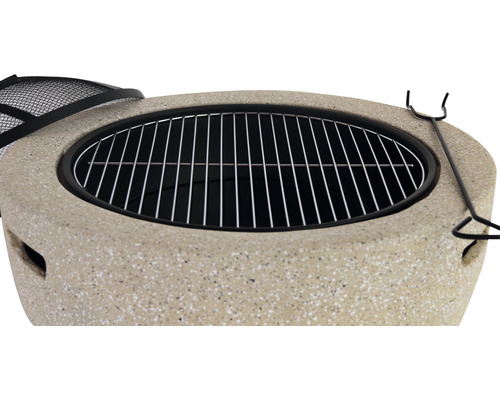 Kamenné ohnisko s grilovacím roštom a kutáčom