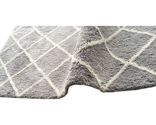 Sivý koberec s kosoštvorcovým vzorom