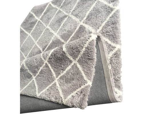 Sivý koberec s kosoštvorcovým vzorom