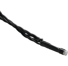Detailný záber čierneho elektrického kábla s LED lampou