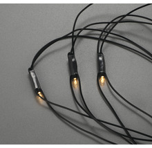 Detail LED svetiel na čiernom kábli