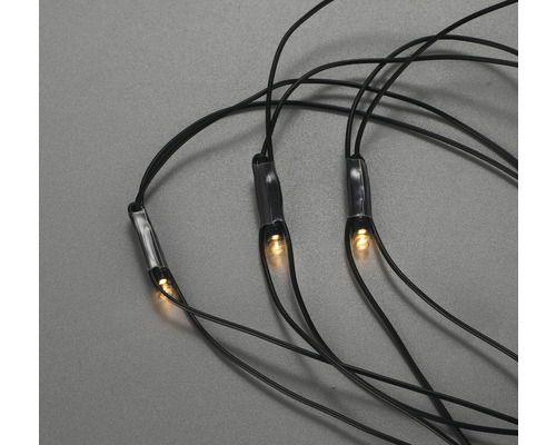 Detail LED svetiel na čiernom kábli