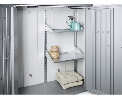 Otvorená skriňa na náradie s policami a rôznymi predmetmi, ako je kanva a vankúše