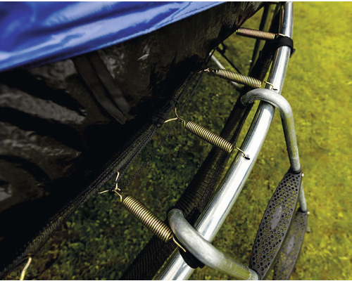 Detailný pohľad na trampolínu s pružinami, bezpečnostnou sieťou a rebríkom