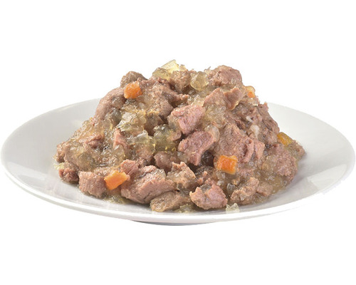 Krmivo pre mačky s mäsom a zeleninou na tanieri