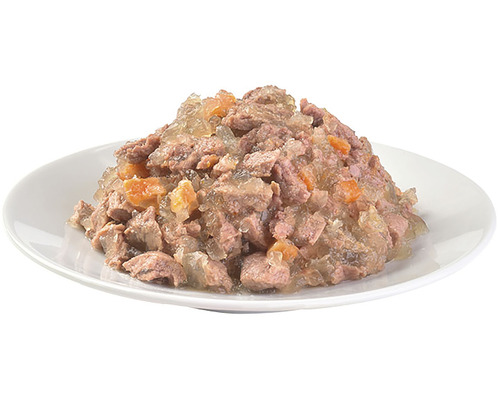 Krmivo pre mačky s mäsom a mrkvou na tanieri