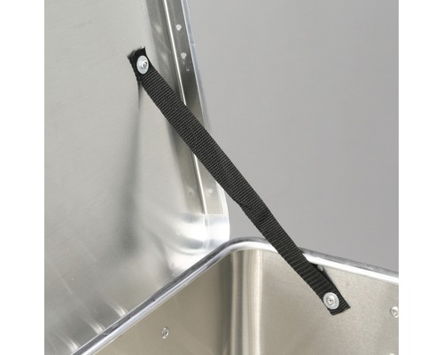 Detail hliníkovej nádoby s upevňovacím popruhom