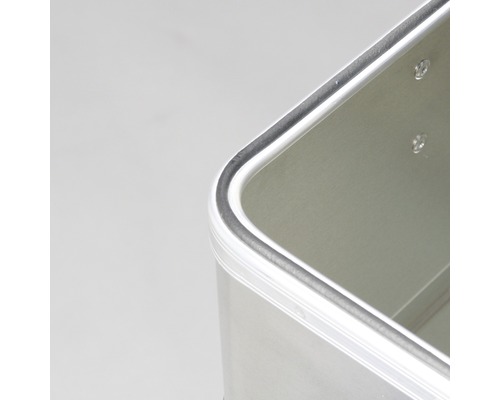 Detail strieborného hliníkového boxu s gumovým tesnením