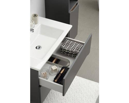 Kúpeľňová skrinka pod umývadlo s otvorenou zásuvkou na uloženie kúpeľňových potrieb