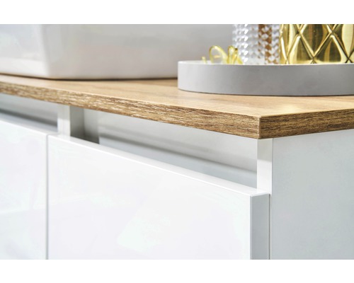 Detailný pohľad na skrinku pod umývadlo s drevenou doskou a bielymi čelami