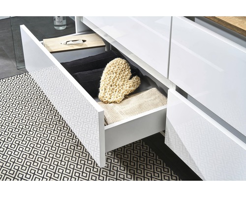 Otvorená kúpeľňová skrinka s uterákmi a umývacou handrou