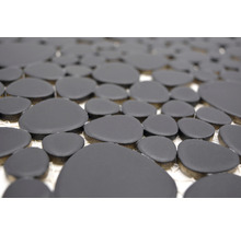 Detail mozaikových dlaždíc so vzhľadom okruhliakov