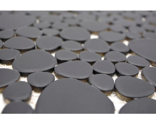 Detail mozaikových dlaždíc so vzhľadom okruhliakov