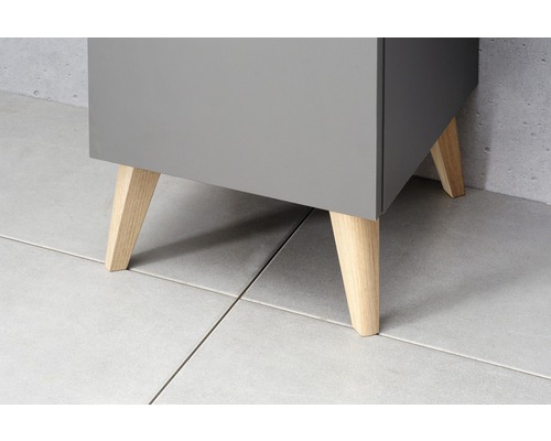 Detailný pohľad na sivú spodnú skrinku s drevenými nohami