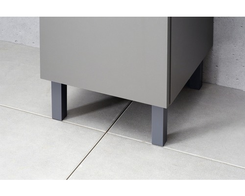 Detail kúpeľňovej skrinky s nožičkami