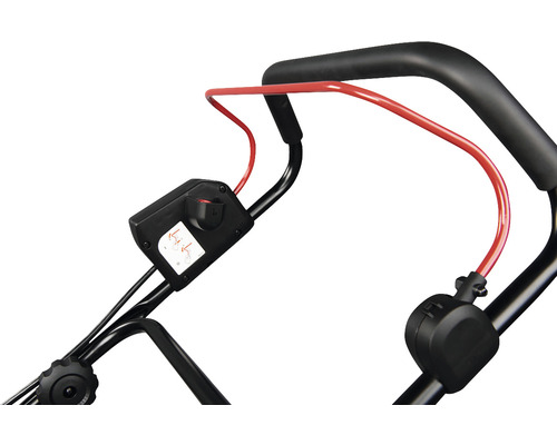 Detailný záber rukoväte kosačky na trávu s ovládacími prvkami a lankom