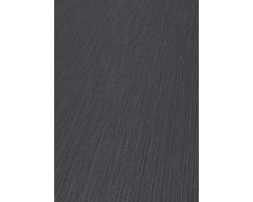 Detail šedej vinylovej podlahy s dreveným vzhľadom