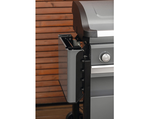 Detailný pohľad na sivý plynový gril s bočným stolíkom